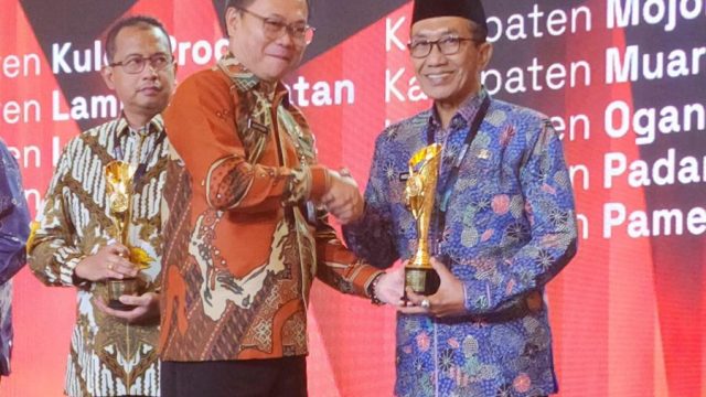 Bupati Pamekasan saat menerima penghargaan predikat Sangat Inovatif pada IGA 2025 di Jakarta.