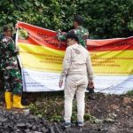 Petugas Ditjen Gakkum ESDM menutup stockpile batubara ilegal di Muara Enim, Sumatra Selatan, Kamis (11/12/2025), serta menyita sekitar 1.430 ton batubara.