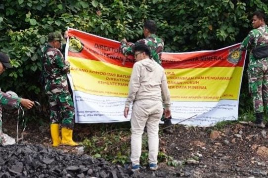 Petugas Ditjen Gakkum ESDM menutup stockpile batubara ilegal di Muara Enim, Sumatra Selatan, Kamis (11/12/2025), serta menyita sekitar 1.430 ton batubara.