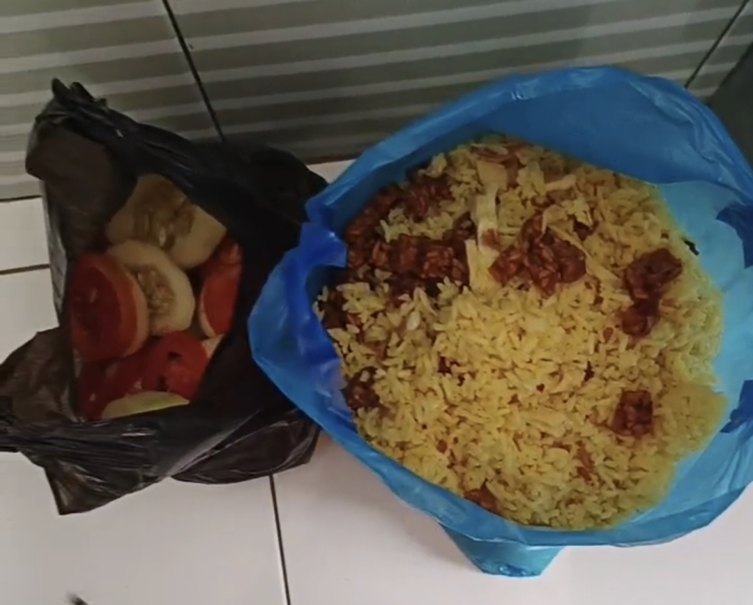 Kualitas makanan dinilai buruk, menu MBG di salah satu sekolah di Pamekasan disebut hendak dikasih hewan ternak.