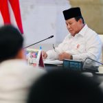 Presiden Prabowo Subianto menerima laporan Menteri Pendidikan Dasar dan Menengah Abdul Mu’ti terkait penanganan dampak banjir pada sektor pendidikan di Sumatra dalam Sidang Kabinet Paripurna di Istana Negara, Jakarta, Senin (15/12/2025). Foto: BPMI Setpres/Muchlis Jr.