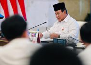 Presiden Prabowo Subianto menerima laporan Menteri Pendidikan Dasar dan Menengah Abdul Mu’ti terkait penanganan dampak banjir pada sektor pendidikan di Sumatra dalam Sidang Kabinet Paripurna di Istana Negara, Jakarta, Senin (15/12/2025). Foto: BPMI Setpres/Muchlis Jr.