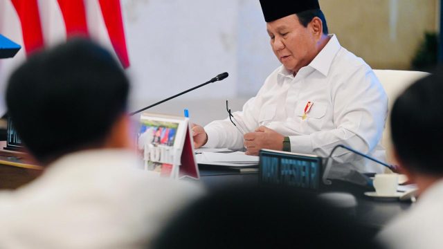 Presiden Prabowo Subianto menerima laporan Menteri Pendidikan Dasar dan Menengah Abdul Mu’ti terkait penanganan dampak banjir pada sektor pendidikan di Sumatra dalam Sidang Kabinet Paripurna di Istana Negara, Jakarta, Senin (15/12/2025). Foto: BPMI Setpres/Muchlis Jr.