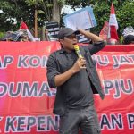 Aksi damai KCB Jatim di depan Kejari Banyuwangi, Senin (5/1/2026), menuntut penelusuran dugaan penyalahgunaan dana CSR PT PJU.