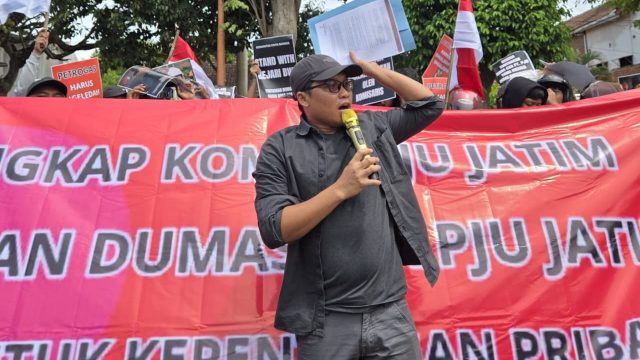 Aksi damai KCB Jatim di depan Kejari Banyuwangi, Senin (5/1/2026), menuntut penelusuran dugaan penyalahgunaan dana CSR PT PJU.