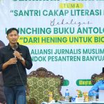 Pengurus AJM Pondok Pesantren Darul Ulum Banyuanyar bersama narasumber PWI Pamekasan berfoto bersama usai seminar literasi berita, Kamis (16/1/2026).