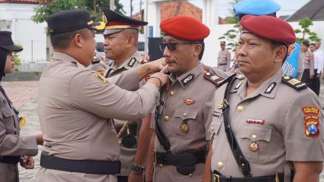 Kapolres Pamekasan AKBP Hendra Eko Triyulianto memimpin upacara serah terima jabatan sembilan pejabat utama Polres Pamekasan di Mapolres Pamekasan, Kamis (22/1/2026).