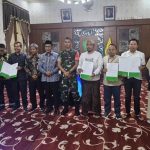 Owner PR Cahaya Pro, H. Fathor Rosi (dua dari kanan), usai menghadiri pertemuan khusus bersama Bupati Pamekasan KH. Kholilurrahman dan sejumlah pengusaha di Peringgitan Pendopo Ronggosukowati, Pamekasan.