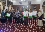 Owner PR Cahaya Pro, H. Fathor Rosi (dua dari kanan), usai menghadiri pertemuan khusus bersama Bupati Pamekasan KH. Kholilurrahman dan sejumlah pengusaha di Peringgitan Pendopo Ronggosukowati, Pamekasan.