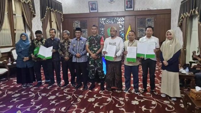 Owner PR Cahaya Pro, H. Fathor Rosi (dua dari kanan), usai menghadiri pertemuan khusus bersama Bupati Pamekasan KH. Kholilurrahman dan sejumlah pengusaha di Peringgitan Pendopo Ronggosukowati, Pamekasan.