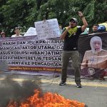 Aksi unjuk rasa Jaka Jatim di depan Pengadilan Tipikor Surabaya, Senin (26/1/2026), mendesak KPK membuka aktor utama dalam kasus hibah Jatim yang dinilai belum tersentuh hukum.