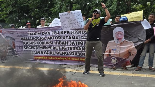 Aksi unjuk rasa Jaka Jatim di depan Pengadilan Tipikor Surabaya, Senin (26/1/2026), mendesak KPK membuka aktor utama dalam kasus hibah Jatim yang dinilai belum tersentuh hukum.