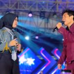 Valen dan Mila tampil duet di atas panggung konser Sumenep.