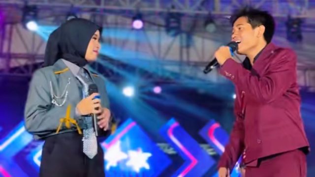Valen dan Mila tampil duet di atas panggung konser Sumenep.