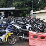 Berikut beberapa pilihan caption foto: 1. Petugas menunjukkan puluhan sepeda motor yang diamankan di Mapolres Pamekasan, Rabu (12/2/2026). Sebanyak 62 unit kendaraan hasil tilang dan temuan tersebut dapat dicek dan diambil pemilik sah dengan membawa dokumen lengkap. 2. Sebanyak 62 sepeda motor diamankan di Mapolres Pamekasan.