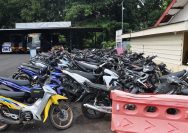 Berikut beberapa pilihan caption foto: 1. Petugas menunjukkan puluhan sepeda motor yang diamankan di Mapolres Pamekasan, Rabu (12/2/2026). Sebanyak 62 unit kendaraan hasil tilang dan temuan tersebut dapat dicek dan diambil pemilik sah dengan membawa dokumen lengkap. 2. Sebanyak 62 sepeda motor diamankan di Mapolres Pamekasan.