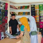 Suasana toko Sarung Sutra BHR di Pakong, Pamekasan, yang mulai ramai pembeli menjelang Ramadan 2026.