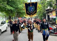 Rombongan Keraton Surakarta Hadiningrat mengikuti kirab budaya menuju makam leluhur di Kolpajung, Pamekasan