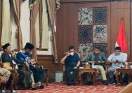 Owner PR. Cahaya Pro H. Fathor Rosi (pegang mik), saat menyampaikan gagasan dan aspirasinya di hadapan Forkopimda Pamekasan.