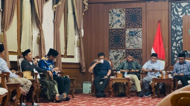 Owner PR. Cahaya Pro H. Fathor Rosi (pegang mik), saat menyampaikan gagasan dan aspirasinya di hadapan Forkopimda Pamekasan.