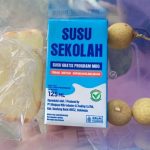 Dalam paket menu MBG, siswa menerima susu 125 ml bertuliskan “Susu Gratis Program MBG – Tidak untuk diperjualbelikan”, roti bungkus, dan beberapa kelengkeng.