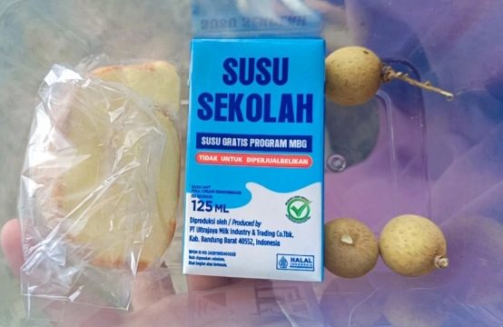 Dalam paket menu MBG, siswa menerima susu 125 ml bertuliskan “Susu Gratis Program MBG – Tidak untuk diperjualbelikan”, roti bungkus, dan beberapa kelengkeng.