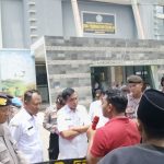 Sejumlah massa yang tergabung dalam Dear Jatim menggelar aksi demonstrasi di kantor Dinas Pendidikan dan Kebudayaan (Disdikbud) Pamekasan, Rabu (11/3/2026). Mereka menyoroti transparansi pengadaan buku sekolah dengan anggaran lebih dari Rp 1,48 miliar.