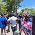 Aksi mahasiswa PMII UIN Madura di depan Kantor Bupati Pamekasan, Kamis (12/3/2026), memprotes pelaksanaan Program Makan Bergizi Gratis (MBG) yang dinilai bermasalah serta mendesak Satgas dan BGN melakukan evaluasi.