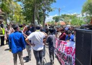 Aksi mahasiswa PMII UIN Madura di depan Kantor Bupati Pamekasan, Kamis (12/3/2026), memprotes pelaksanaan Program Makan Bergizi Gratis (MBG) yang dinilai bermasalah serta mendesak Satgas dan BGN melakukan evaluasi.