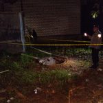 Polisi dari Polres Pamekasan saat meninjau lokasi ledakan septic tank di Desa Rek Kerrek, Kecamatan Palengaan, yang menewaskan seorang balita, Selasa (17/3/2025).