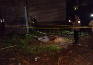 Polisi dari Polres Pamekasan saat meninjau lokasi ledakan septic tank di Desa Rek Kerrek, Kecamatan Palengaan, yang menewaskan seorang balita, Selasa (17/3/2025).