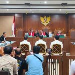 Tiga terdakwa kasus dugaan korupsi di lingkungan Bea Cukai menjalani sidang pembacaan surat dakwaan di Pengadilan Tipikor Jakarta, Rabu (6/5/2026). Foto: Antara/Agatha Olivia Victoria.