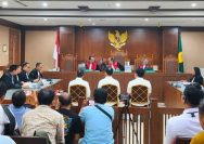 Tiga terdakwa kasus dugaan korupsi di lingkungan Bea Cukai menjalani sidang pembacaan surat dakwaan di Pengadilan Tipikor Jakarta, Rabu (6/5/2026). Foto: Antara/Agatha Olivia Victoria.