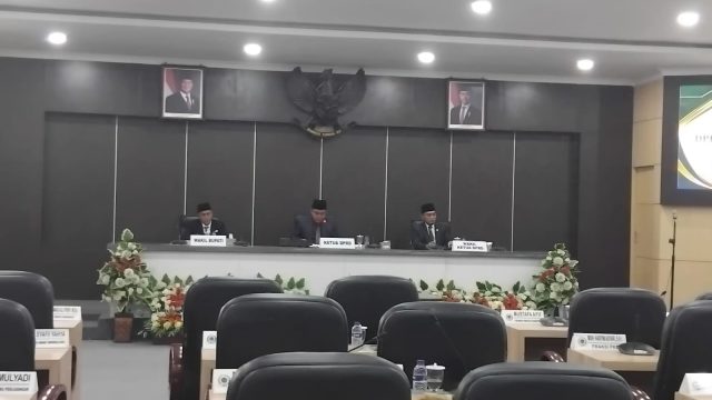 Paripurna APBD Pamekasan Molor Berjam-jam, Kepala OPD dan Anggota Dewan Pilih “Walk Out”