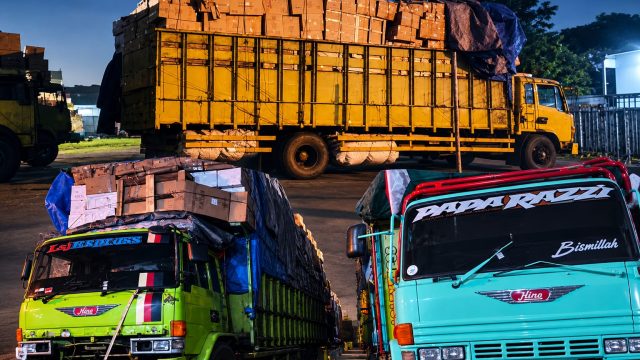‎5 Truk Fuso Diduga Milik Chandra dan Ahui Bawa Rokok Ilegal dari Surabaya Diamankan TNI AL